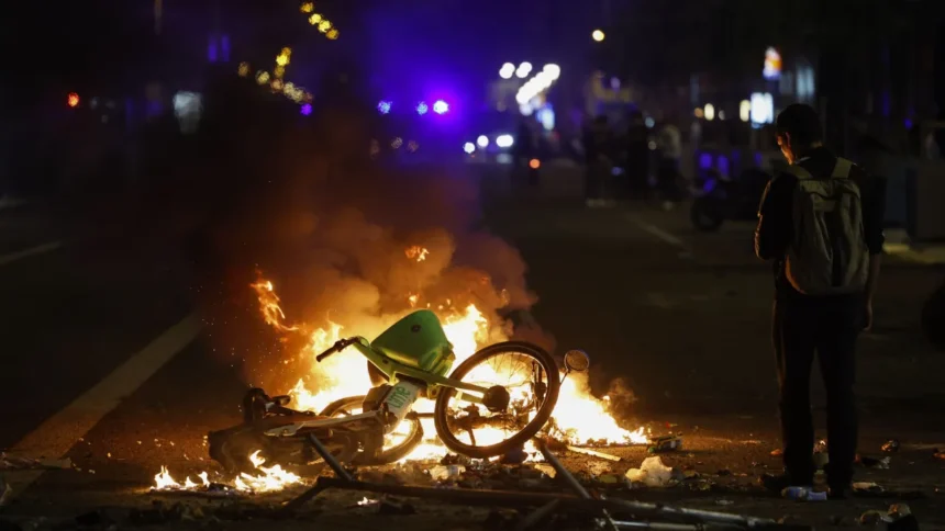 jovens-em-barcelona-causam-caos-em-protesto-com-danos-materiais