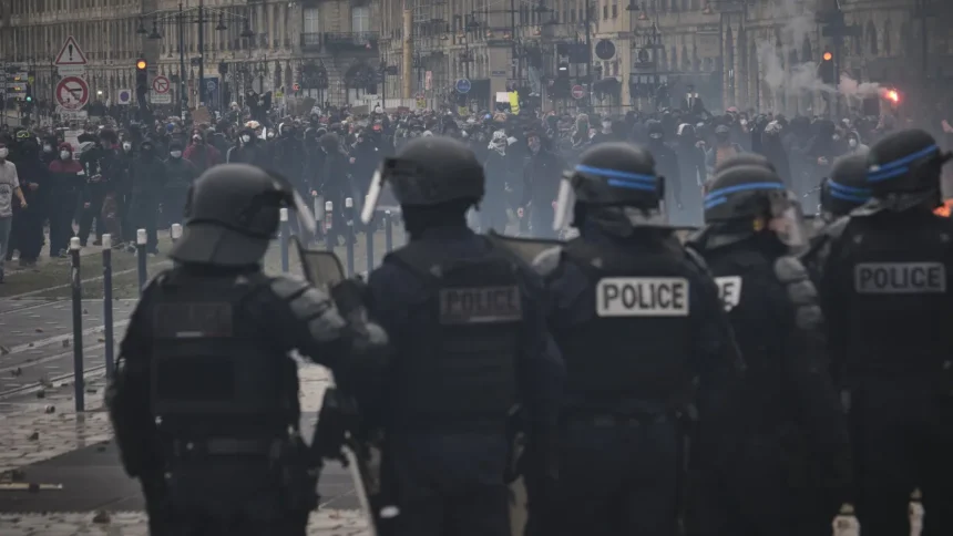 mais-de-1.310-detencoes-na-franca-durante-as-manifestacoes-de-sabado