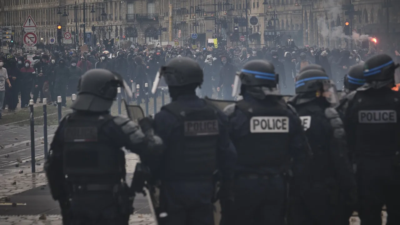 mais-de-1.310-detencoes-na-franca-durante-as-manifestacoes-de-sabado