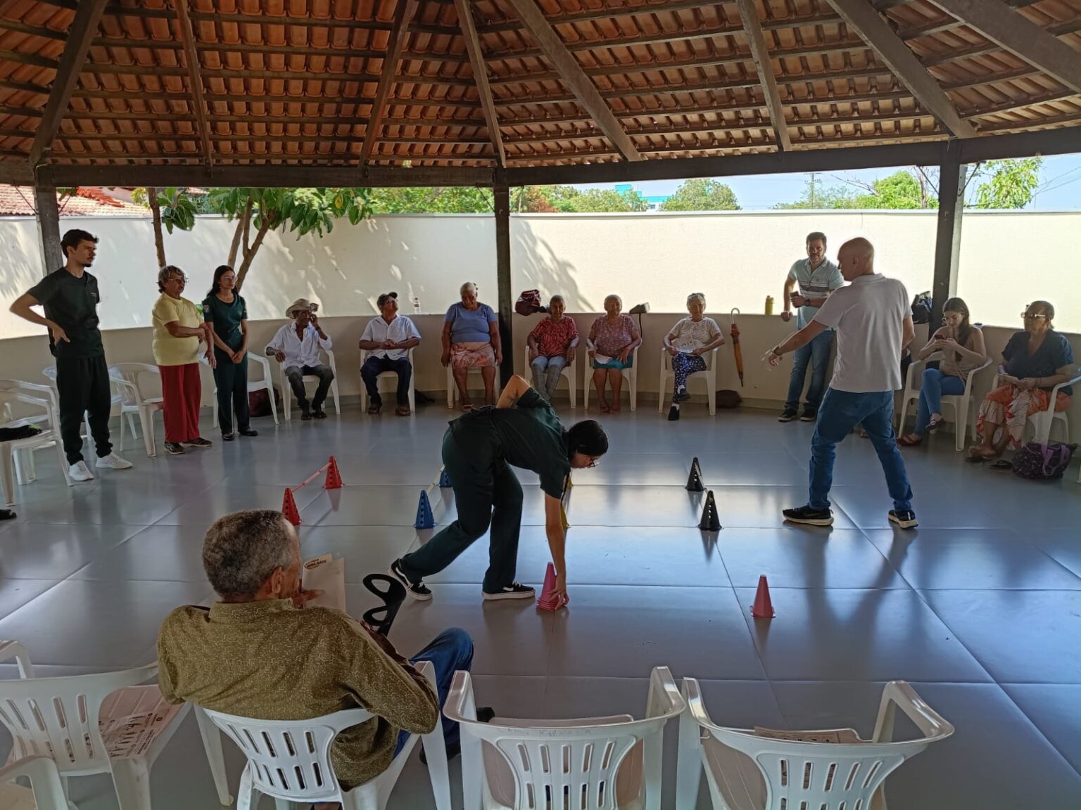 cras-kanela-recebe-atendimentos-de-fisioterapia-para-grupo-de-pessoas-idosas