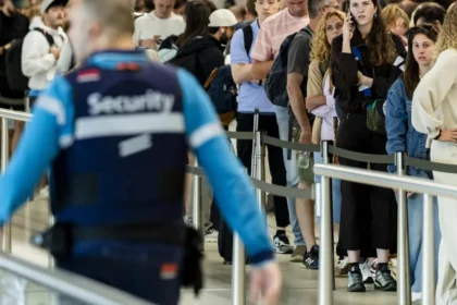 aeroporto-de-amsterda-cancela-uma-centena-de-voos-devido-a-temporal