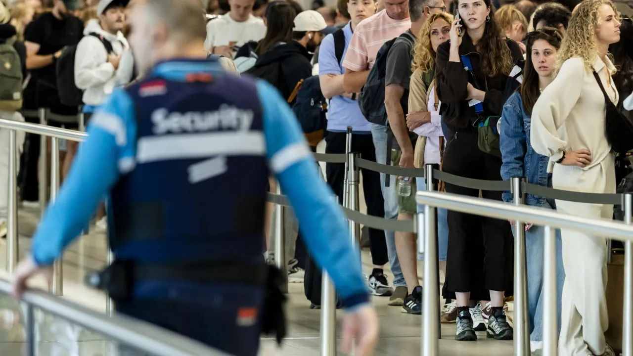 aeroporto-de-amsterda-cancela-uma-centena-de-voos-devido-a-temporal