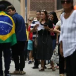 apoiadores-de-flavio-organizam-caravanas-para-votar-em-nova-york,-e-miami-tem-clima-tenso-entre-eleitores