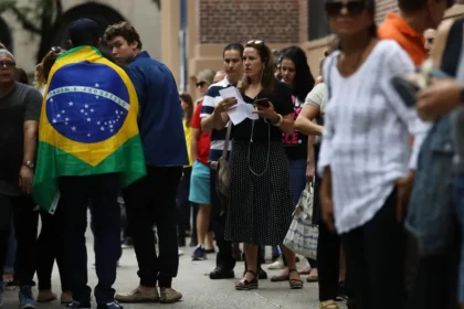 apoiadores-de-flavio-organizam-caravanas-para-votar-em-nova-york,-e-miami-tem-clima-tenso-entre-eleitores