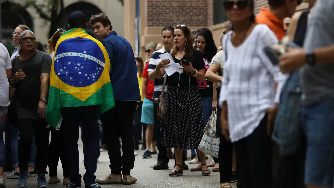 apoiadores-de-flavio-organizam-caravanas-para-votar-em-nova-york,-e-miami-tem-clima-tenso-entre-eleitores