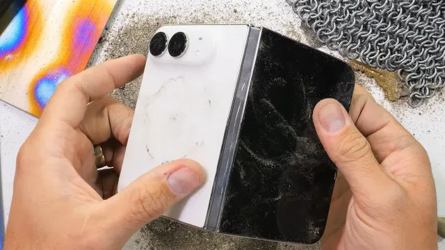 iphone-duo-nao-sobreviveu-a-teste-de-resistencia.-veja-o-video