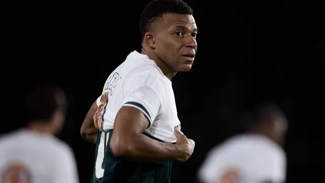 mbappe-marca-dois-e-real-madrid-acaba-com-a-invencibilidade-do-barca-no-espanhol