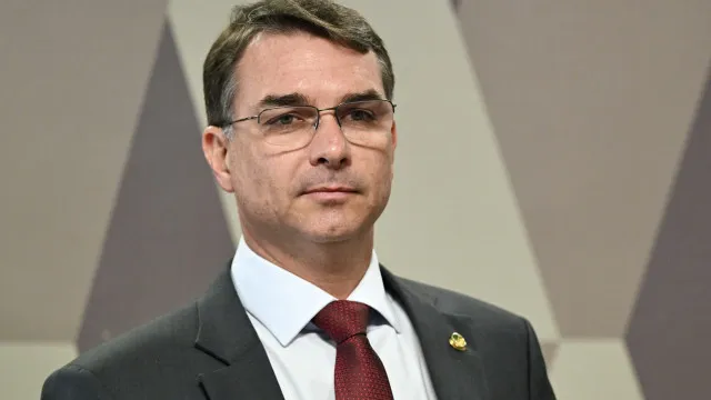 flavio-bolsonaro,-que-nao-reconhece-derrota,-disse-em-sabatina-que-respeitaria-resultado