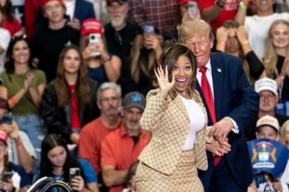 “e-dificil-nao-ve-lo”.-em-comicio,-trump-enaltece…-bunda-de-nicki-minaj