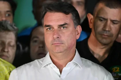 imprensa-argentina-relata-que-flavio-bolsonaro-fugiu-para-os-eua