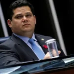 senado:-alcolumbre-recebe-apoio-de-uniao-e-pp-para-isolar-tereza