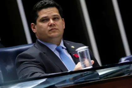 senado:-alcolumbre-recebe-apoio-de-uniao-e-pp-para-isolar-tereza