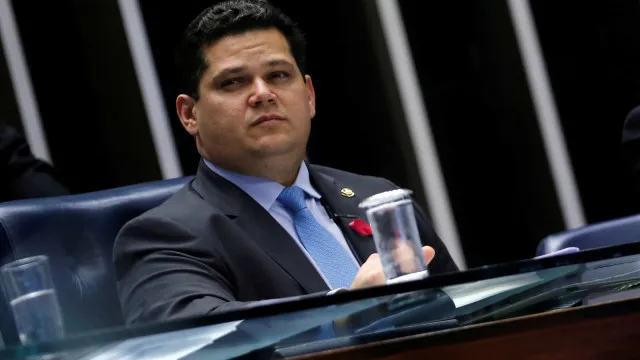 senado:-alcolumbre-recebe-apoio-de-uniao-e-pp-para-isolar-tereza