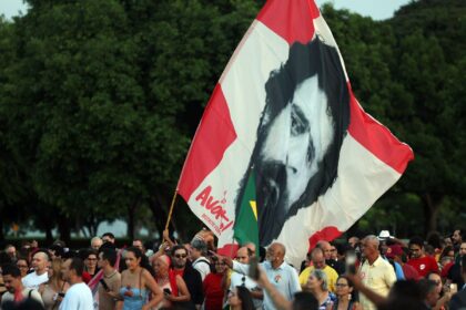 lula-e-eleitores-idosos-se-emocionam-em-“festa-de-aniversario”