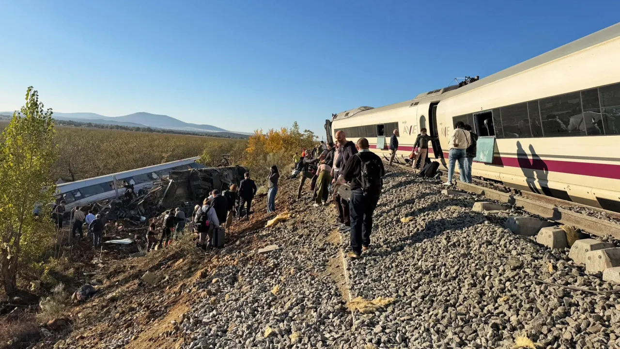 colisao-de-trens-na-espanha-deixa-46-mortos-e-dezenas-de-feridos