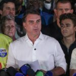 flavio-bolsonaro-cruza-fronteira-argentina-e-segue-para-o-equador