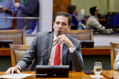 olyntho-relata-a-ldo-2027-e-defende-orcamento-alinhado-ao-novo-governo