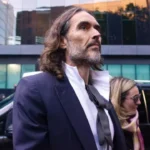 russell-brand-e-absolvido-da-acusacao-de-atentado-ao-pudor-por-falta-de-provas