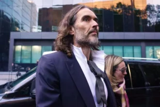 russell-brand-e-absolvido-da-acusacao-de-atentado-ao-pudor-por-falta-de-provas