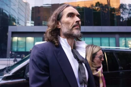 russell-brand-e-absolvido-da-acusacao-de-atentado-ao-pudor-por-falta-de-provas