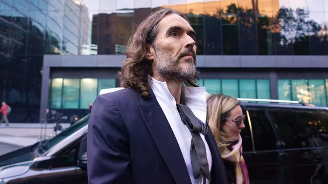 russell-brand-e-absolvido-da-acusacao-de-atentado-ao-pudor-por-falta-de-provas