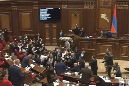 deputados-da-armenia-trocam-socos-em-pleno-parlamento