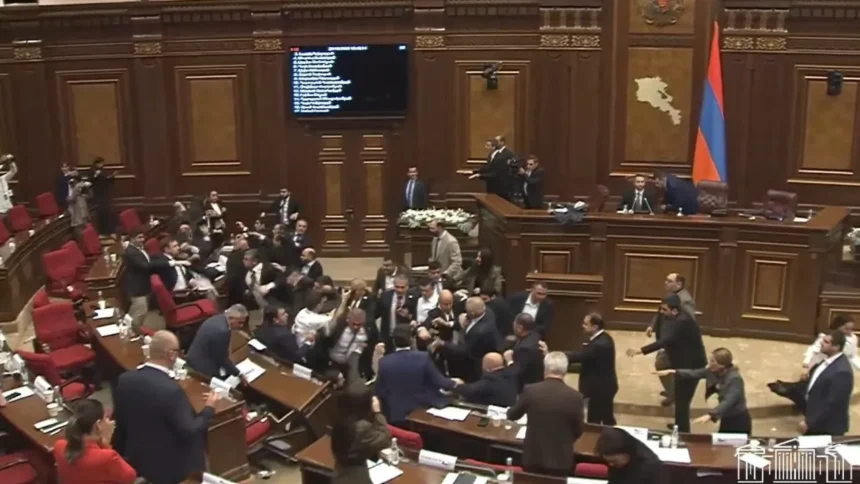 deputados-da-armenia-trocam-socos-em-pleno-parlamento