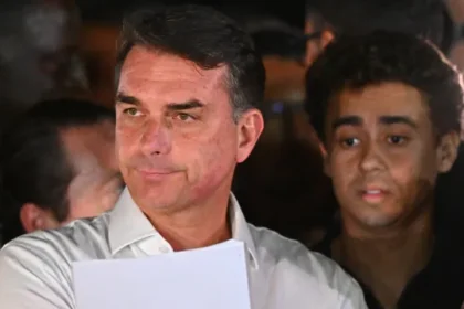 quem-pagou-o-voo-de-flavio-bolsonaro?-dono-de-jato-revela-valor-nos-eua