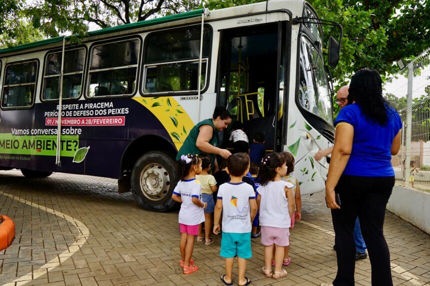 criancas-do-cmei-joao-e-maria-participam-de-aula-itinerante-de-educacao-ambiental-no-ecobus