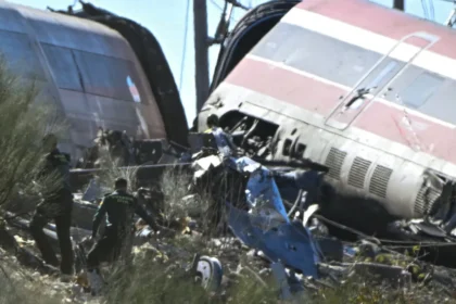 trem-que-colidiu-na-espanha-trafegava-entre-160-e-200-km/h,-diz-relatorio-preliminar