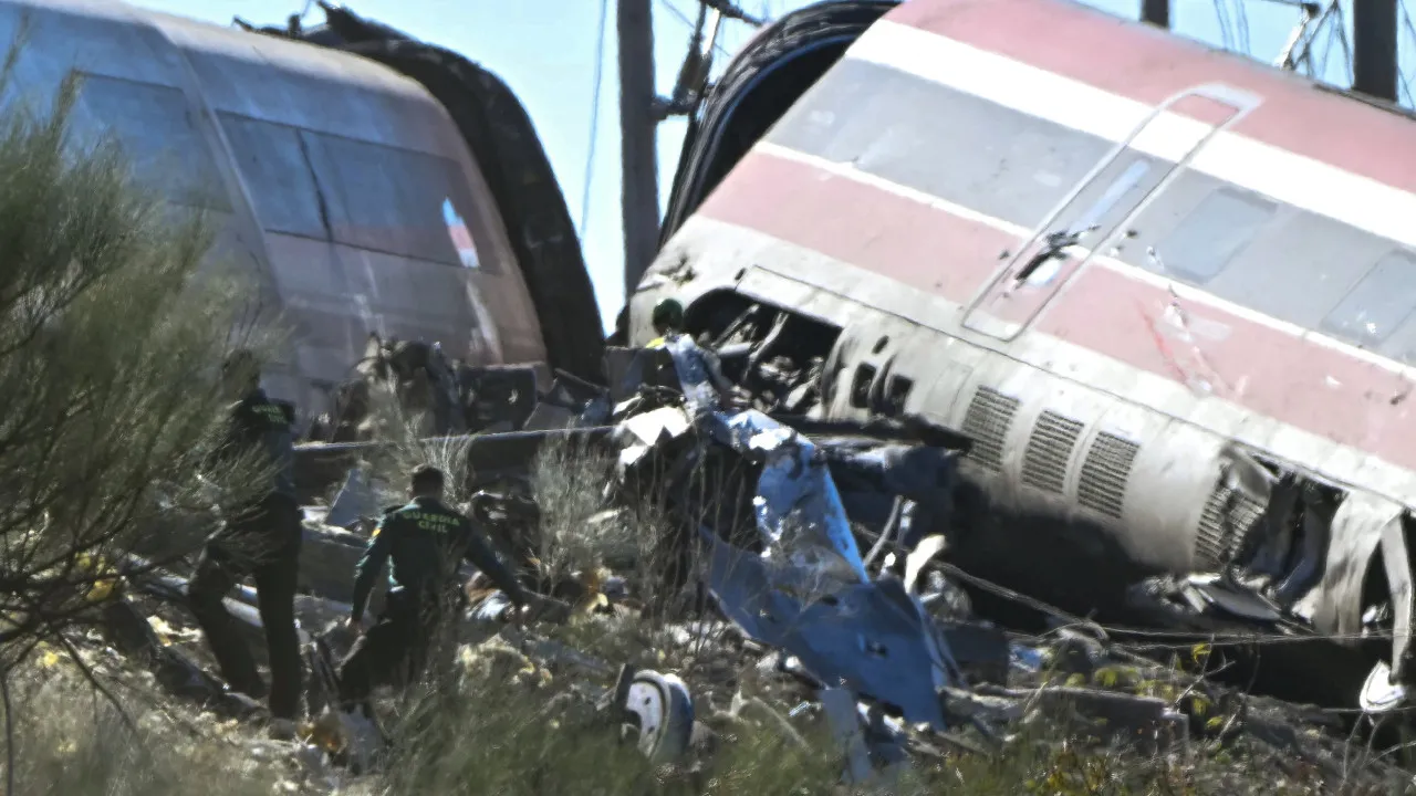 trem-que-colidiu-na-espanha-trafegava-entre-160-e-200-km/h,-diz-relatorio-preliminar